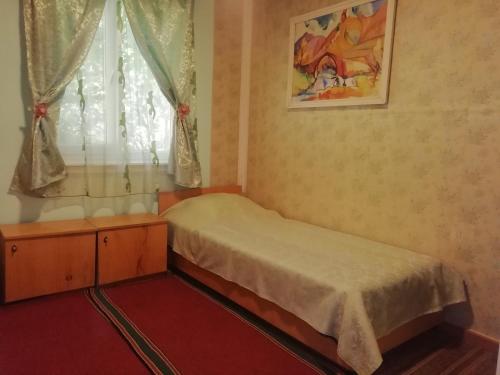 - une petite chambre avec un lit et une fenêtre dans l'établissement Park-Hotel Khoren's Lake, à Areni