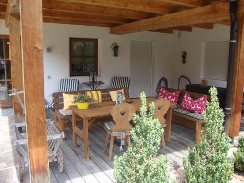 un patio con mesa de madera y sillas en Haus Andreas, en Kitzbühel