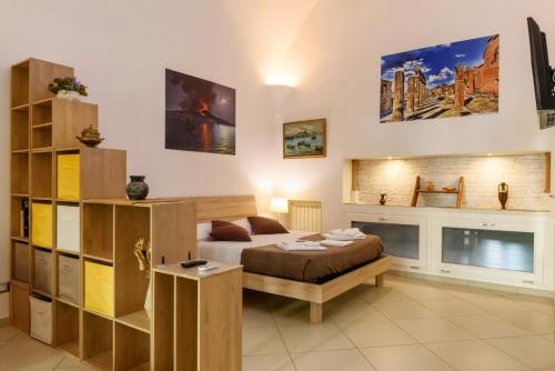 ナポリにあるサラチーノ ルレのベッドルーム(ベッド1台、暖炉付)
