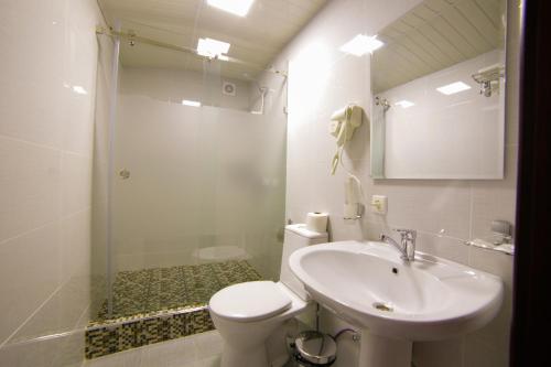 Phòng tắm tại Alliance Hotel Tashkent