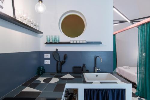bagno con lavandino e pavimento a scacchi in bianco e nero di Balloon Design Studio Apartment a Molfetta