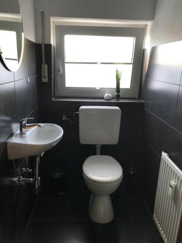 Ένα μπάνιο στο xxl Apartment Sinsheim