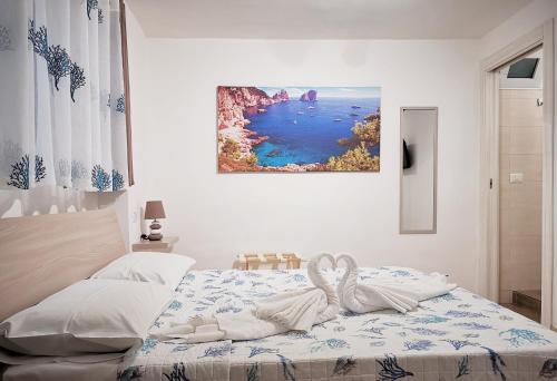 een slaapkamer met een bed met een foto van de oceaan bij B&B La margherita in Castellammare di Stabia