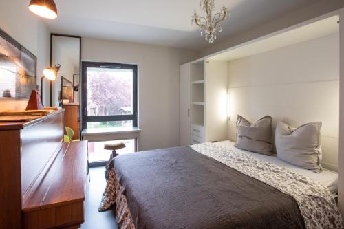 1 dormitorio con cama y ventana en Saint Germain en Colmar