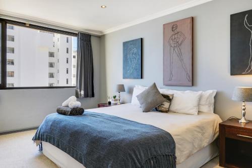 Un dormitorio con una cama grande y una ventana en Backup-Powered Bantry Bay View 2 Bed Apartment, en Ciudad del Cabo