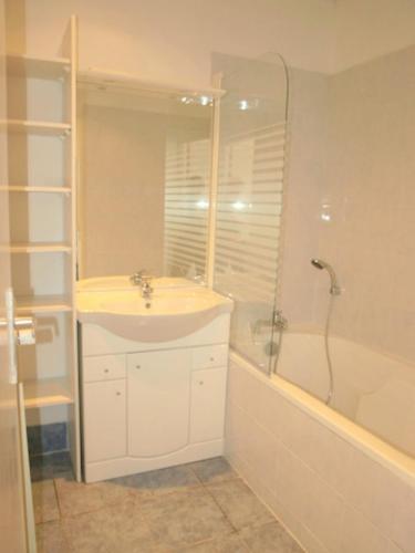 une salle de bain avec un lavabo, une douche et une baignoire dans l'établissement L'Appart Bleu - Lumineux F3 Mulhouse Gare/Centre, à Mulhouse