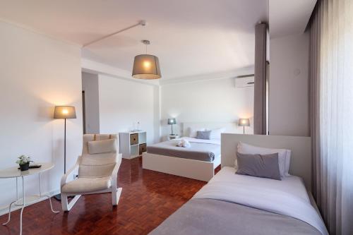 波多的住宿－林多谷旅館，酒店客房,配有两张床和椅子
