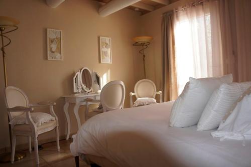 Tempat tidur dalam kamar di Guesthouse Le Mas de Cotignac