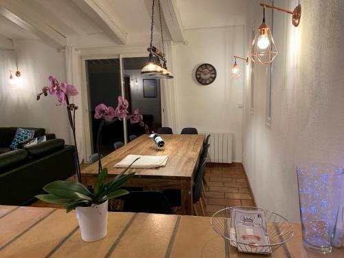 - un salon avec une table en bois et une salle à manger dans l'établissement Chez Lydia - Face vignoble, Idéal famille, Billard, à Domazan