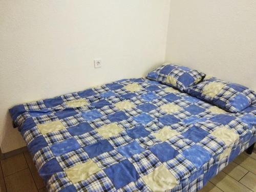 Gulta vai gultas numurā naktsmītnē Apartment Poltava