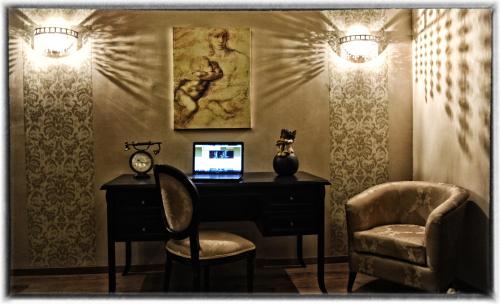 キルキスにあるKristonia Hotel Suitesのデスク(ノートパソコン、椅子付)