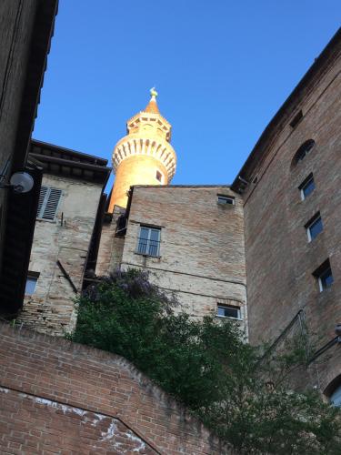 een toren op de top van een bakstenen gebouw bij Casa Nella in Urbino