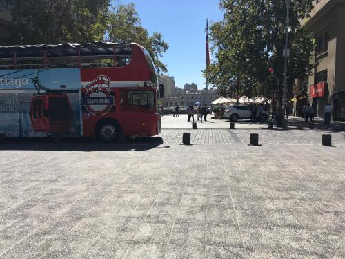 un autobus a due piani rosso parcheggiato in strada di Mandala House a Santiago