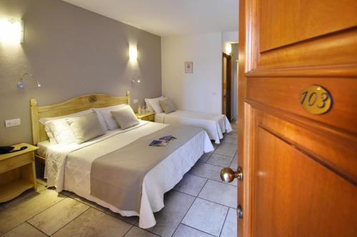 a hotel room with two beds in a room at Hotel I Graniti in Villasimius