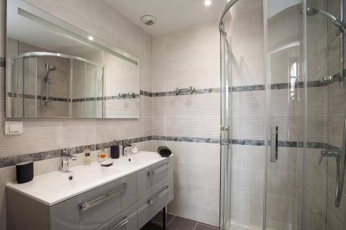 a bathroom with a sink and a shower at LE GENIS in Sarlat-la-Canéda