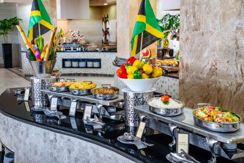 uma linha de buffet com muitos alimentos diferentes nele em Dreams Rose Hall All-Inclusive Resort & Spa em Montego Bay