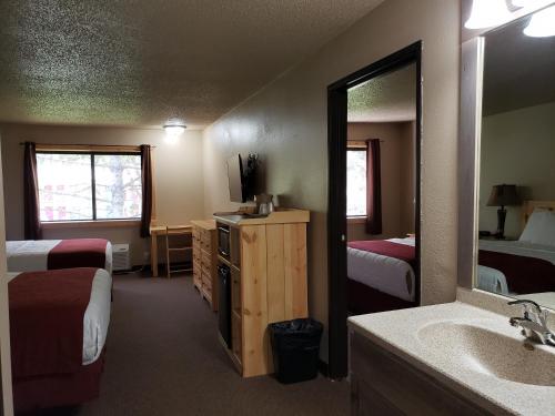 TV a/nebo společenská místnost v ubytování Woodside Dells Hotel & Suites
