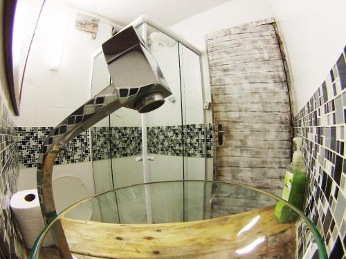 um chuveiro com uma banheira de vidro na casa de banho em Confortável Cobertura Copacabana no Rio de Janeiro