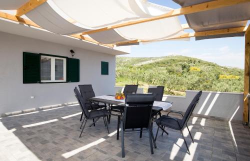 Gallery image of Holiday House M&A&K with swimming pool in Kastel Stafilic