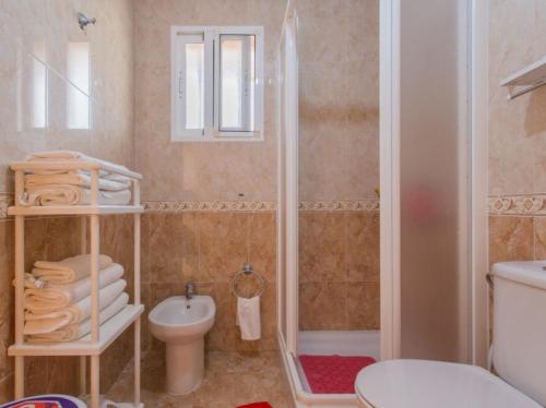 ロス・アルカサレスにあるAPARTAMENTO MANHATAN totalmente equipado CON PISCINA Y WIFI-CERCA A LA PLAYAのバスルーム(シャワー、トイレ、シンク付)