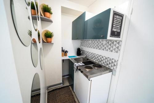 Il comprend une petite cuisine équipée d'une cuisinière et d'un réfrigérateur. dans l'établissement Studio Cocoon ~ 4 mn du Haras ~ WIFI, à Saint Lo