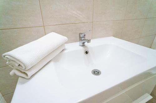 Et badeværelse på Budapest Kingdom Apartment CENTRAL & CAR PARKING ON-SITE & AIRCON & QUIET & FAMILY FRIENDLY