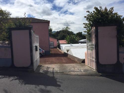 a pair of gates in a house with a driveway at Quinta das Rosas in Capelas