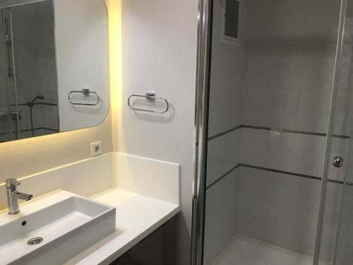 ein Bad mit einem Waschbecken und einer Dusche in der Unterkunft Medıkule(8) 1+1 in Istanbul