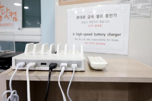 a display of a battery charger and a remote control at Busan Sukbak Dot Com Guesthouse in Busan