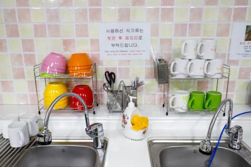 Dapur atau dapur kecil di Busan Sukbak Dot Com Guesthouse