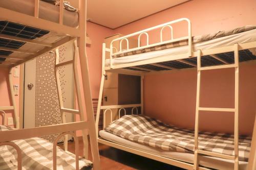 釜山にあるプサン スクバック ドット コム ゲストハウスの二段ベッド2組付きの二段ベッド付きの部屋
