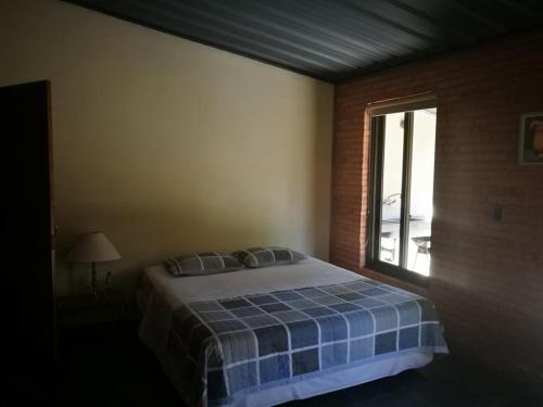 1 dormitorio con cama y ventana en Loft La Morada, en Asunción