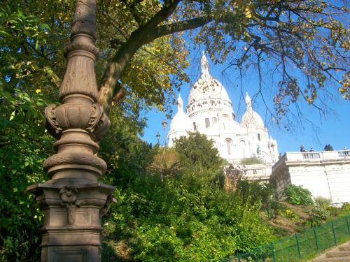 un pôle lumineux avec un bâtiment en arrière-plan dans l'établissement Toit pour Vous Chambre d'hôtes, à Paris