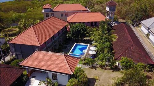 uma vista aérea de uma casa com piscina em Kenanga Inn em Uluwatu