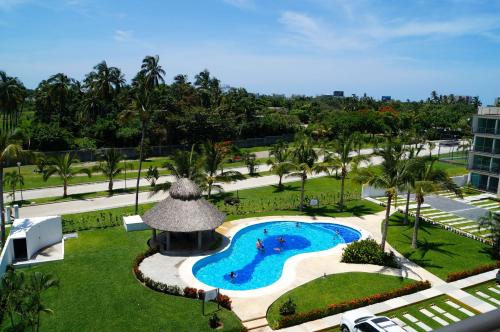 an overhead view of a swimming pool in a resort at Penthouse con Jacuzzi en Acapulco Diamante in Acapulco