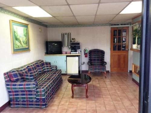 sala de estar con sofá y mesa en Royal Inn Columbia/Fort Jackson en Columbia
