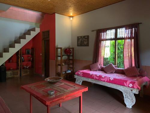 - un salon avec un canapé et une fenêtre dans l'établissement Bella Villas, à Ubud