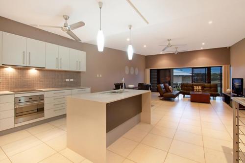 Кухня или мини-кухня в Marina Views Townhouse
