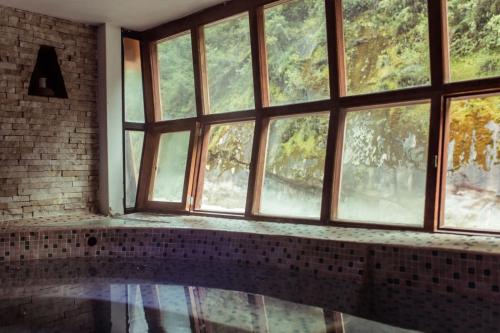 an empty room with a window and a tub at Casa del Sol Machupicchu in Machu Picchu