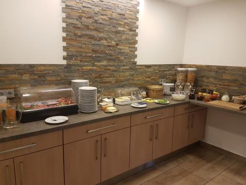 Una cocina con una encimera con comida encima. en Gästehaus Palmengarten, en Núremberg