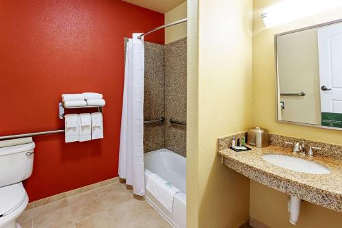 Ένα μπάνιο στο Sleep Inn & Suites Tyler South