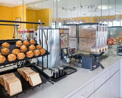 a bakery with bread and pastries on a counter at Econo Lodge Hillsboro I-35 in Hillsboro