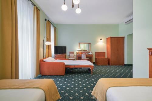  Hotel Hetman -  Room  picture :   Tea/Coffee maker    Shower    Telephone                           