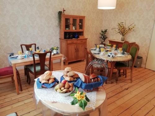 uma sala de jantar com duas mesas com ursos de peluche em Altstadtpension Hameln em Hameln