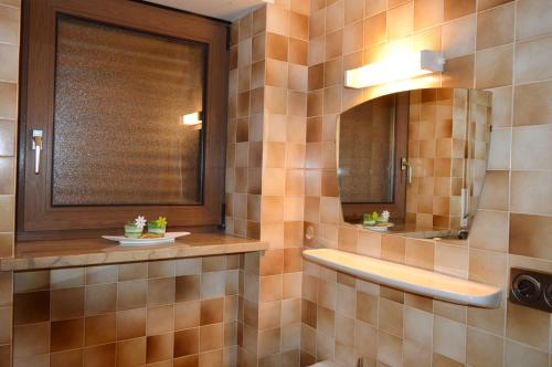 een badkamer met een wastafel en een spiegel bij Haus Kohler Bernhard in Nova Levante