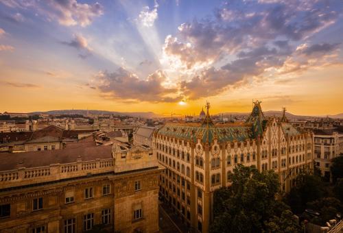 a view of the city of vienna at sunset at Hotel President in Budapest