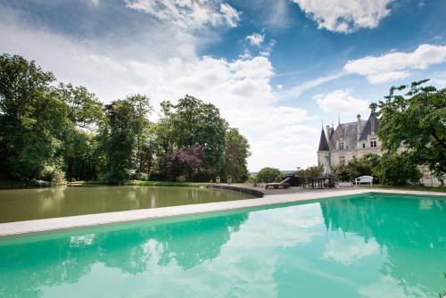 une grande piscine en face d'un bâtiment dans l'établissement Chateau Marieville, à Bonneuil-Matours
