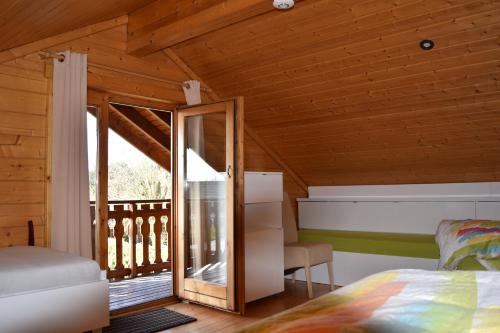 1 dormitorio con cama y techo de madera en Unser Landhaus, en Wettringen