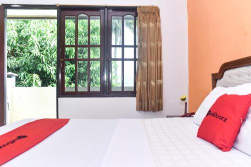 Voodi või voodid majutusasutuse RedDoorz Plus @ Tirta Kencana Hotel toas