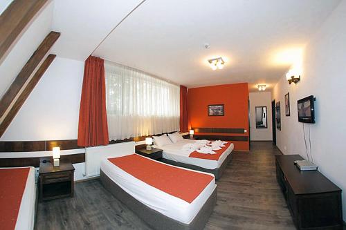 A bed or beds in a room at Pensiunea Smida Park